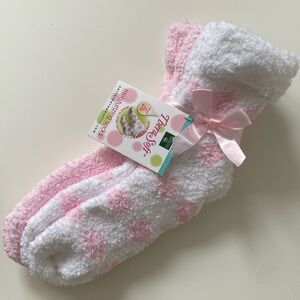 NWT Shea Butter Infused Moisturizing Socks